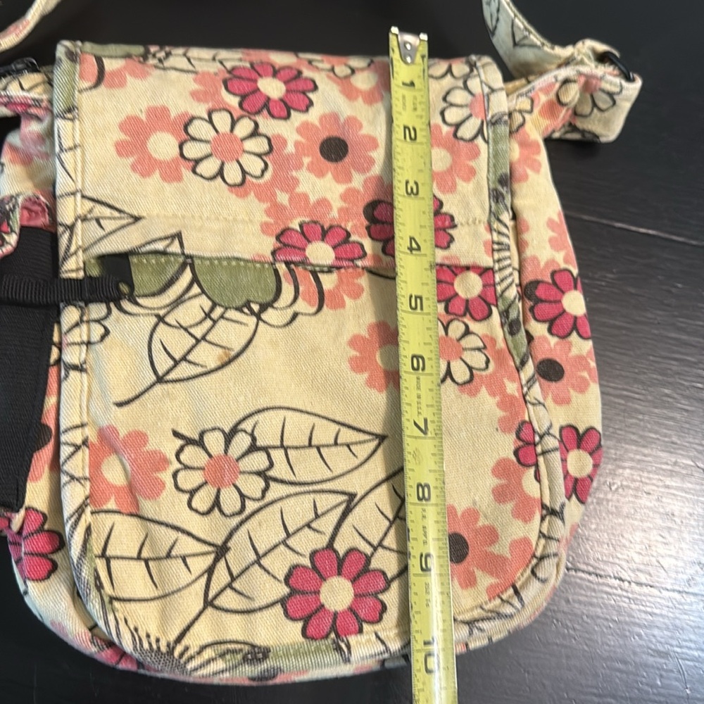 Kavu Floral Crossbody Bag in Pink and Cream - Picture 3 of 7